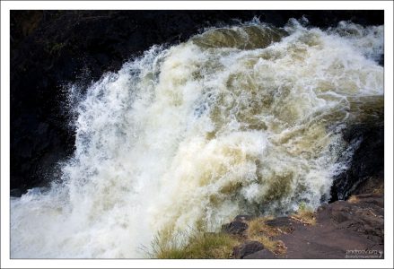 Высота водопада Кивач составляет около 11 метров.