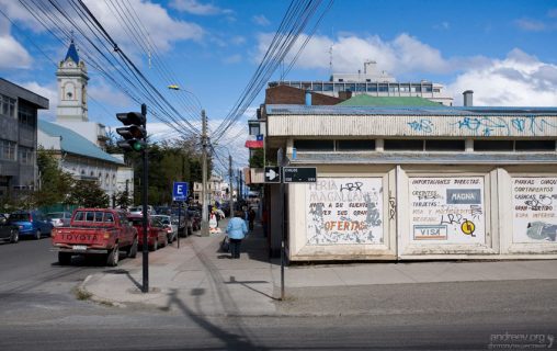 Реклама и граффити на улицах Пунта-Аренаса.