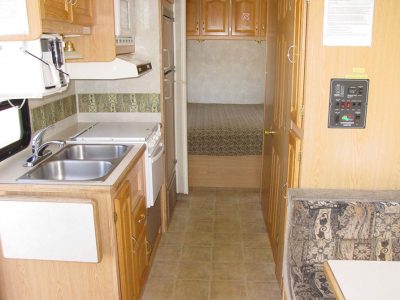 Интерьер RV: кухня, двери в душ/туалет, переход в спальню.