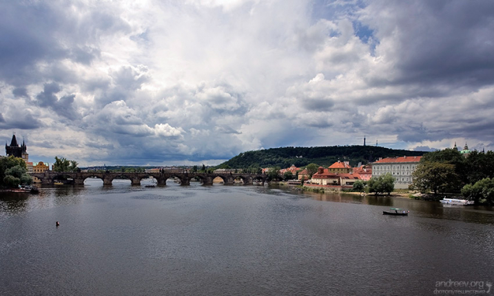 Карлов мост и оба берега Влтавы.