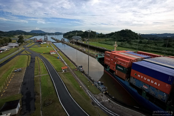Сборы за проход по каналу официально взимаются Администрацией Панамского канала (Panama Canal Authority), и зависят от типа судна, его размера и вида груза.