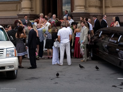 Выход невесты и жениха из ЗАГСа, и гости, с нетерпением ожидающие банкет.