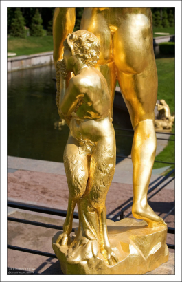 Скульптура Вакха – бог вина и веселья и Сатира на Большом каскаде. Петергоф, Россия.