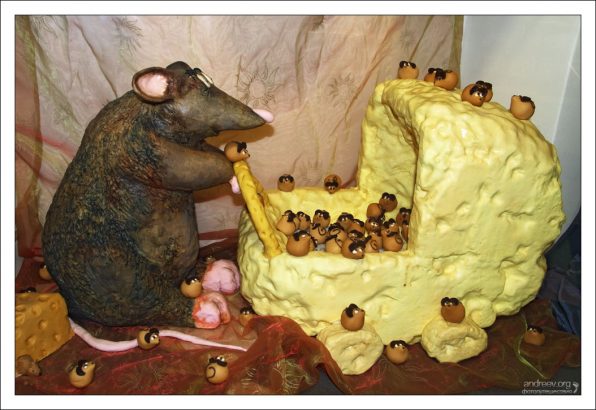 Мама-мышь с семейством в Галерее марципана.