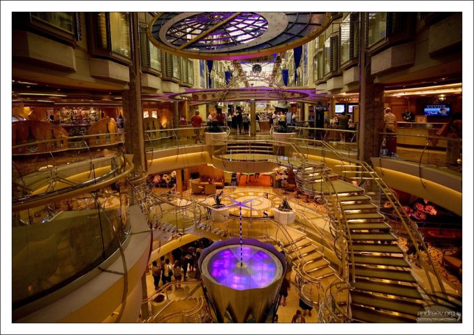 Променад - главная "улица" на корабле.