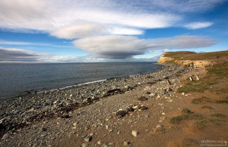 Берег острова, и очень характерные для Чили облака.