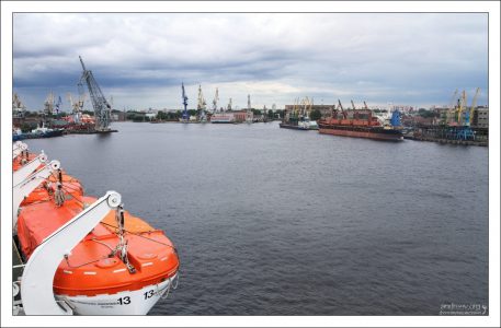 Морской канал предназначен для прохода судов в морской порт Санкт-Петербурга.