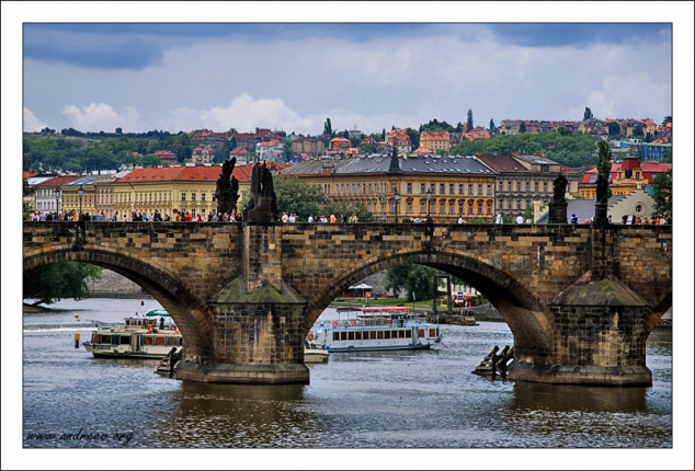 Карлов мост через Влтаву.
