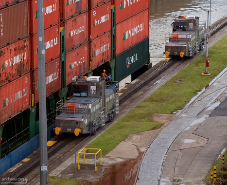 Мулы за работой. Самое широкое судно, которому позволено транзитом проходить через Панамский канал - это USS New Jersey. Его бимс равняется 33 метрам. Ширина шлюзов канала - 33,5 метра.