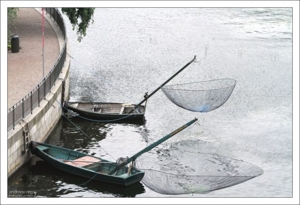 Рыбацкие лодки с сетками для ловли форели возле Королевского дворца.