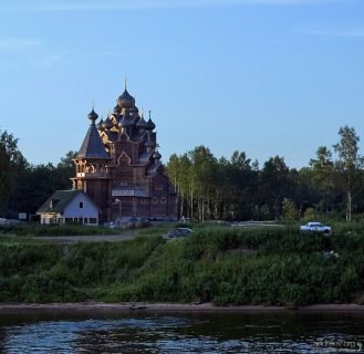 Новая деревянная крепость на берегу Невы.