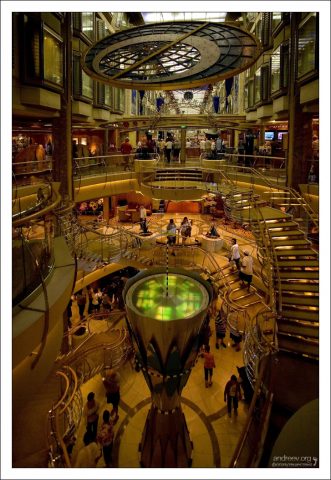 Палубы-этажи расположены довольно близко друг к другу.