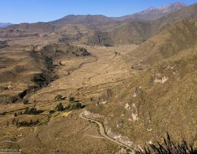 Извилистая дорога через долину Colca.