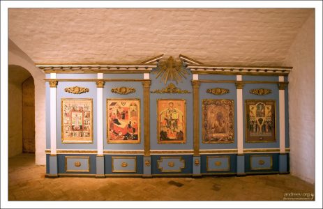 Иконы перед входом в Успенскую церковь Соловецкого монастыря.