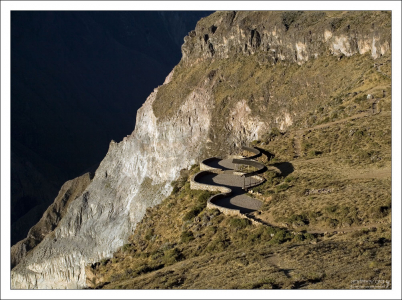"Конец света". Площадка Cruz del Condor (Крест Кондора) – довольно известное среди птице-фотографов место. С этих площадок фотографируют андских кондоров, когда они с утренними потоками теплого воздуха вылетают из ущелья Колка. Впервые мне удалось туда попасть на закате, когда птиц уже давно не было, зато вечернее солнышко создало незабываемый эффект «конца света».