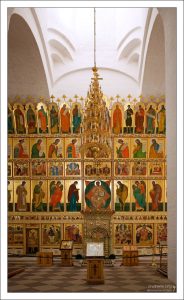 Пятиярусный иконостас в Спасо-Преображенском соборе монастыря.