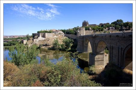 Средневековый Toledo на берегу реки Тахо.