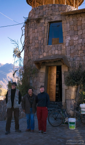 С управляющим около гостиницы "Kuntur Wassi”.