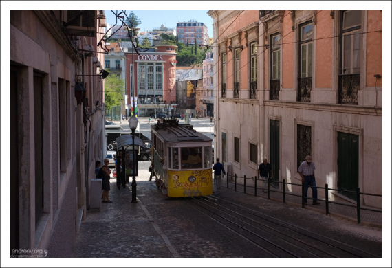 Фуникулер Глория в начале подъема на холм.