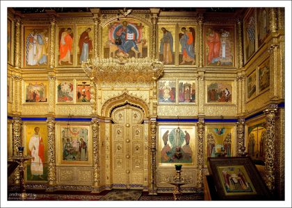 Иконостас в Благовещенской церкви монастыря.