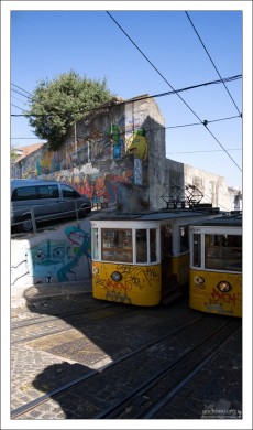 Вагоны фуникулера Глория. Левый - вверх, правый - вниз.