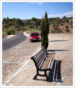 Nissan Note на обочине окружной дороги.