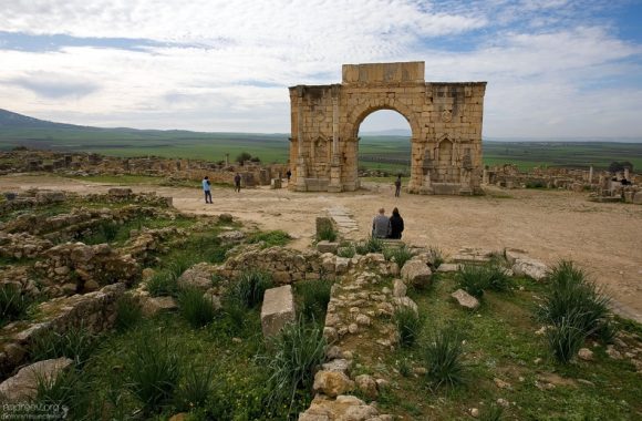 Немногочисленные туристы в западной части Волюбилиса.