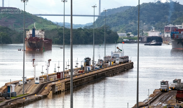 Бывает, что суда ждут дни, а то и недели, чтобы войти в Панамский канал.