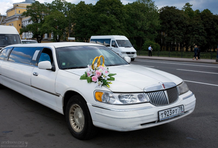 Со свадебными кольцами.