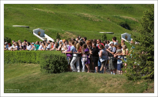 Толпа туристов в Петергофском парке фонтанов.