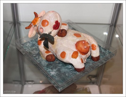 Отдыхающая корова в Галерее марципана.