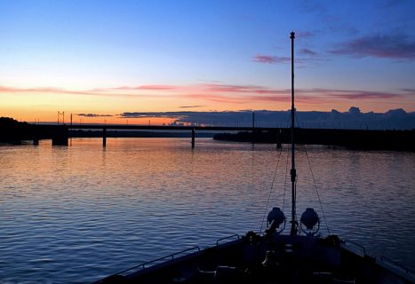 Мост с семафорами при выходе в Ладожское озеро.