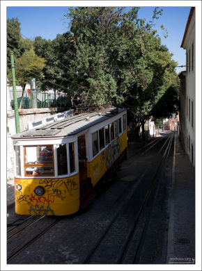 Уклон улицы, по которой курсирует фуникулер Глория, составляет 17%.