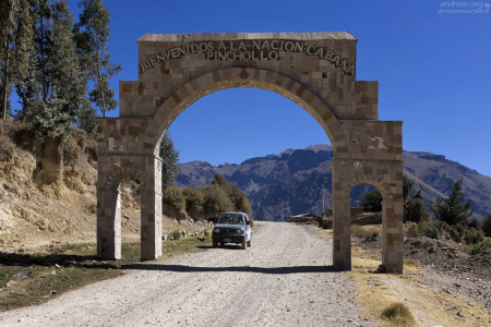 Солидная арка на въезде в одну из деревень ущелья.
