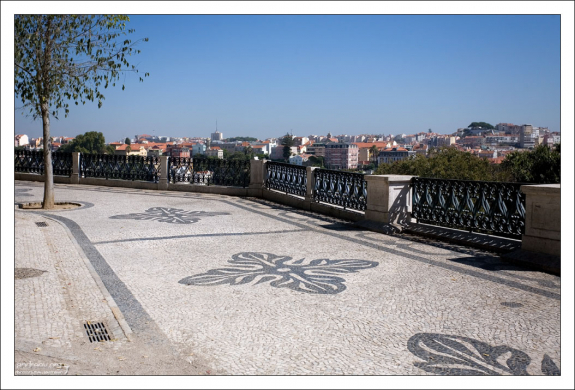 Смотровая площадка Сан Педру де Алкáнтара.