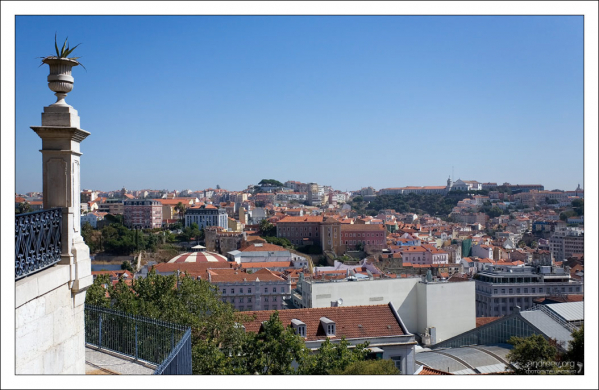 Крыши центра города с высоты смотровой площадки Jardim de São Pedro de Alcântara.