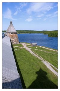 Весь периметр монастыря огибает тропинка.