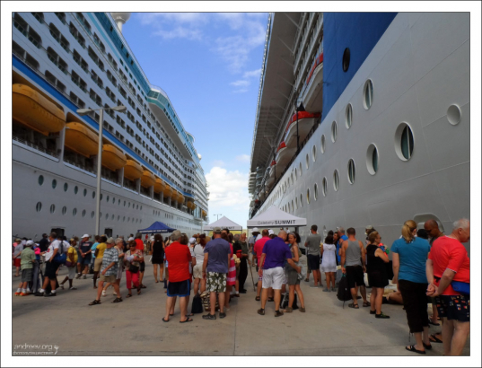 Круизные лайнеры в порту Сент-Джонс.