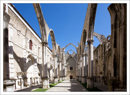 Монастырь ордена Кармелитов, без крыши (14-й век).