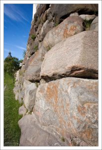 Мощные стены монастыря сложены из природного камня.