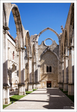 Монастырь Карму, частично восстановленный после землетрясения 1755 года.