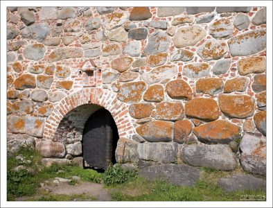 Камень и кирпич.