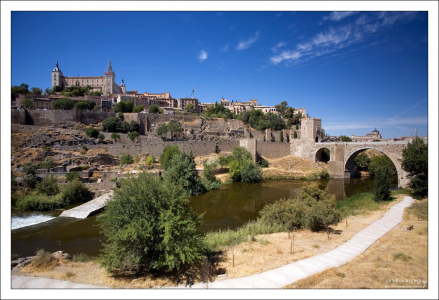 Дорога Ronda Juanelo, ведущая в исторический центр.