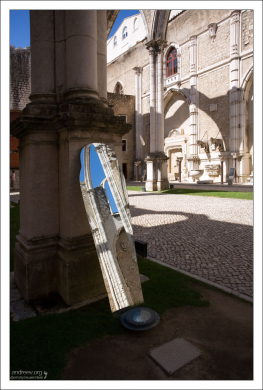 Зеркала у подножия колонн в Монастыре Карму, для лучшего разглядывания деталей.