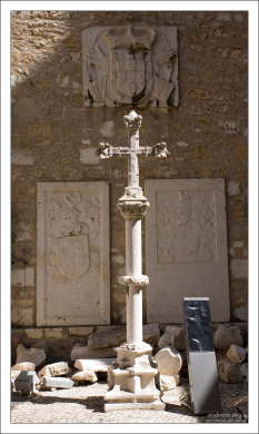 Каменный крест перед входом в археологический музей. Convento do Carmo.