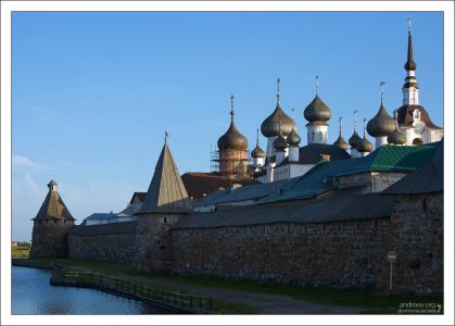 Вдоль монастырской стены.