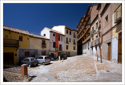 Брусчатка в центре.