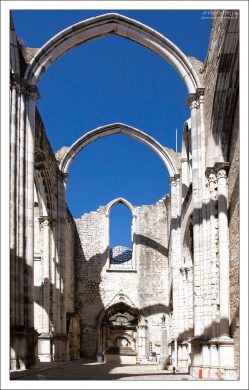 Открытый неф монастыря Convento do Carmo.