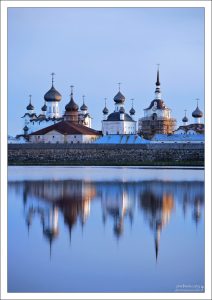 Отражение монастыря в глади Святого озера.