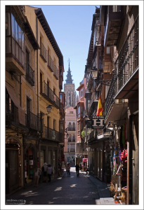 Узкие улочки города.